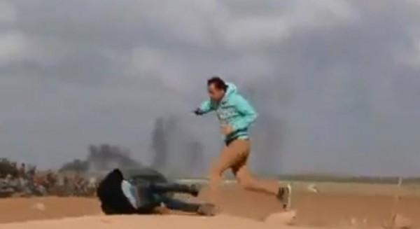 صحيفة بريطانية تنشر قصة فتى غزة الذي قنُص من الخلف في "يوم الأرض و العودة"