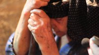 بعد ان اجهشت بالبكاء .. موظفة "بريد" في الزرقاء تدفع فاتورة كهرباء عن مسنة فقيرة (تفاصيل)