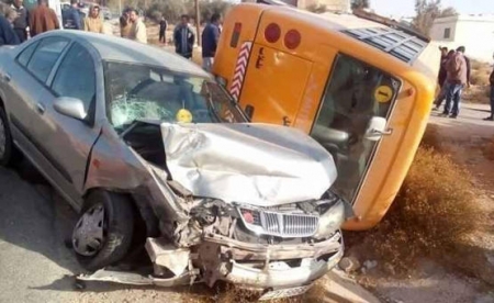 بالصور .. 14 اصابة بتدهور باص مدرسة في أبو نصير