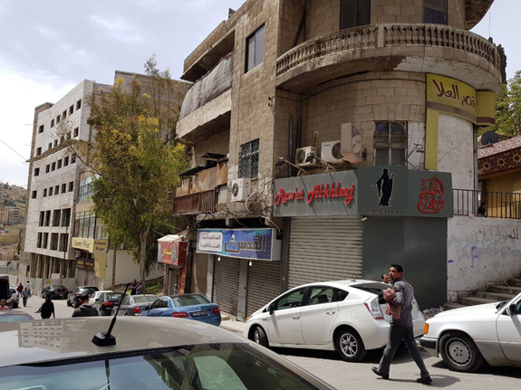 بالصور .. أصحاب محال الملابس الشرعية يعتصمون