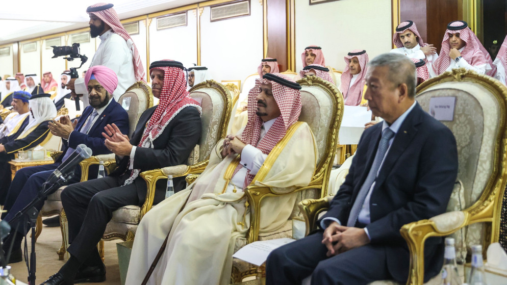 بالصور .. الاعتداء على مركبة لتوزيع الكهرباء في دير علا