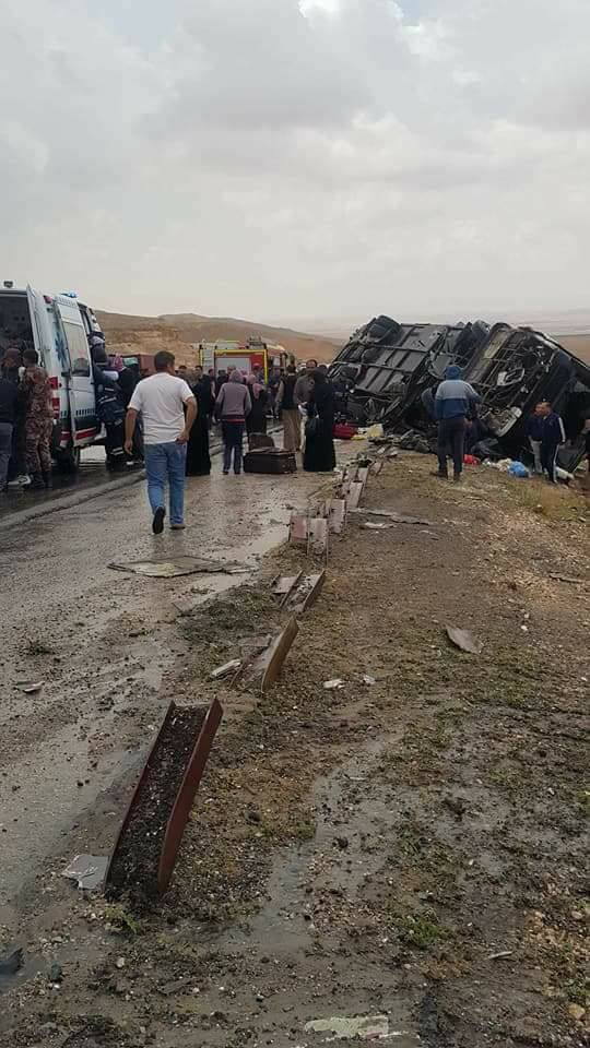 وفاة سيده وإصابة 37 شخصا بحادث تدهور حافلة معتمرين (صور وفيديو )
