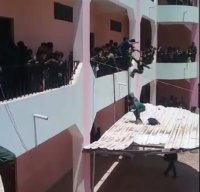 بالصور .. مدير مدرسة يرمي طالبين من الطابق الثاني لأنهما "مشاغبين"