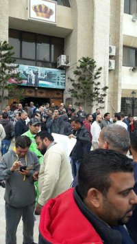 بالصور .. موظفو بلدية إربد يعتصمون للمطالبة بتحسين أوضاعهم