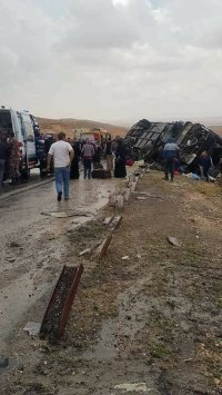 وفاة سيده وإصابة 37 شخصا بحادث تدهور حافلة معتمرين (صور وفيديو )
