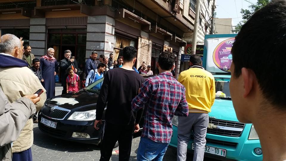 العشرات من موظفي السلطة يحتجون بغزة لعدم صرف رواتبهم