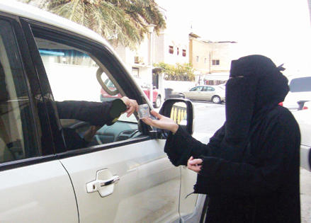 الكويت تبعد متسولة اردنية وابنتها