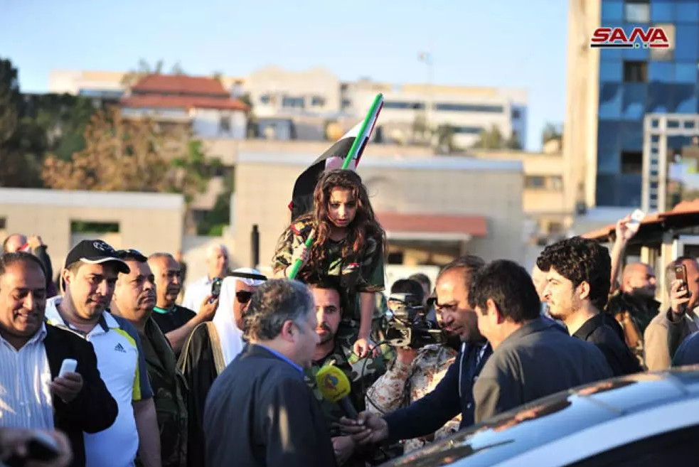 بالصور .. سوريون يحتفلون بــ " الصمود " في وجه " العدوان الثلاثي على دمشق "