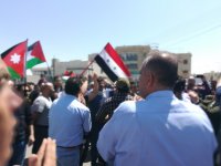 شاهد .. أردنيون يحتجون على الضربة الأميركية بسورية