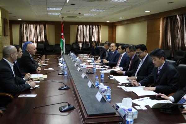 وزير الإستثمار يلتقي وفداً من رجال الأعمال السنغافوريين