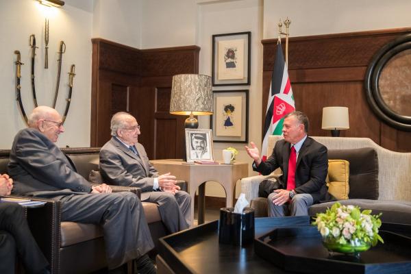 الملك يلتقي وفدا من مركز دراسات أمريكي متخصص بعملية السلام