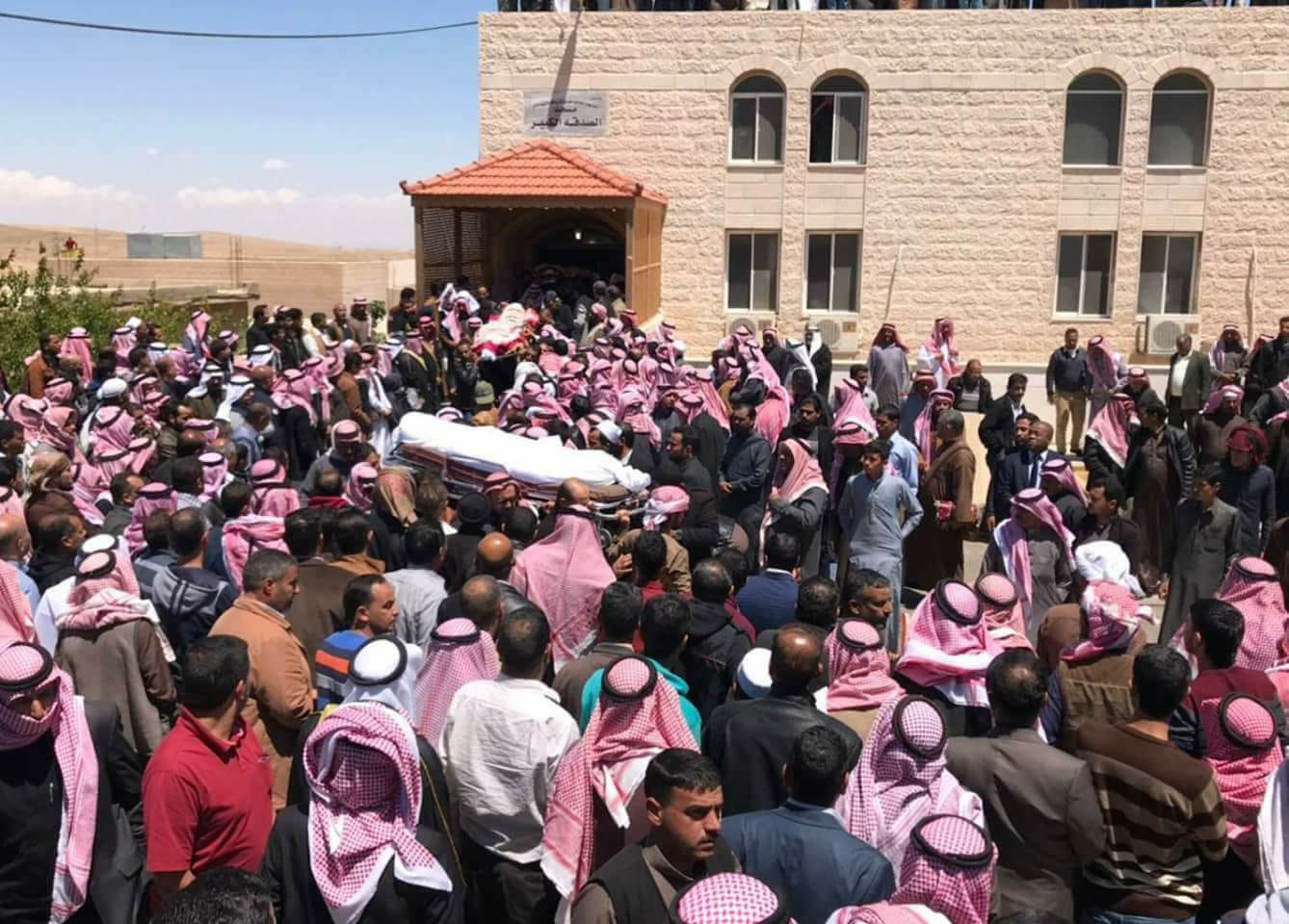 تشييع جثمان النائب العمامرة وأسرته في معان(صور)