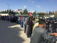 اصحاب وسائقو شاحنات يعتصمون امام الرابع