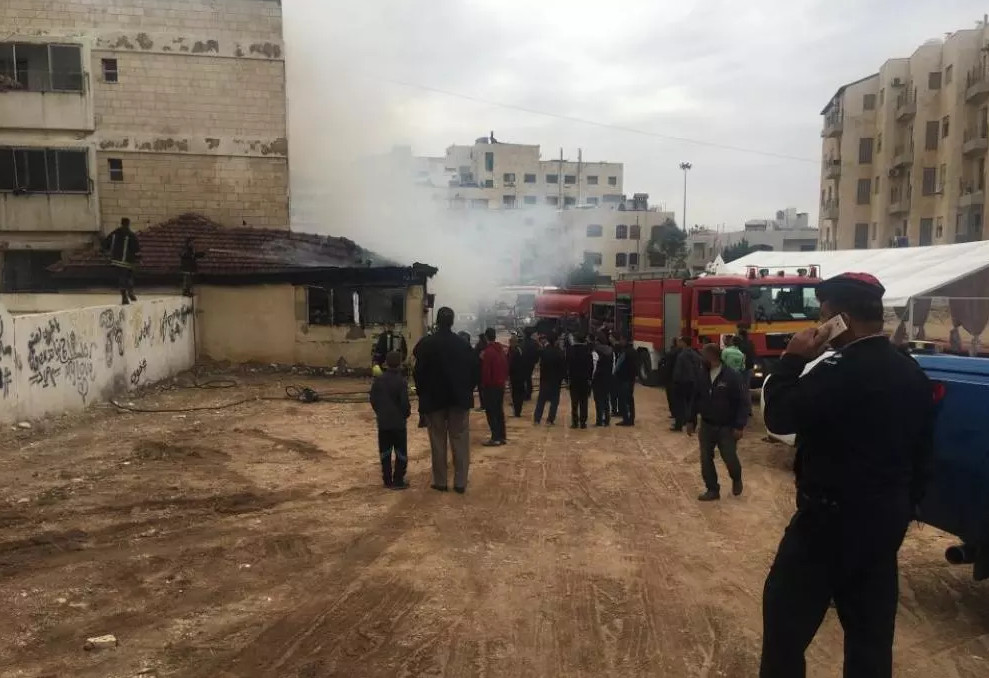 بالصور .. اخماد حريق داخل مخزن بالجاردنز