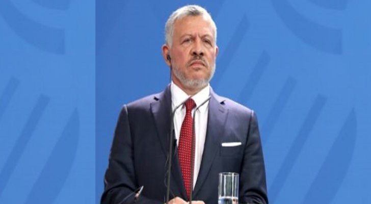 شاهد .. الرئيس عباس يتجول في المستشفى
