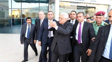 الرئيس عباس يغادر المستشفى