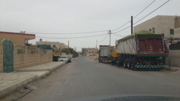 مادبا: شاحنات بعضها بحمولات خطرة تبيت بين الأحياء السكنية