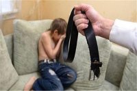 أم تتخلى عن طفلها في العقبة