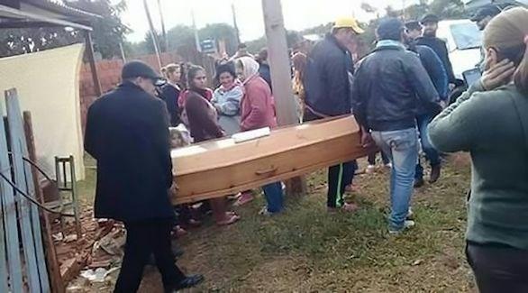 "ميت" يفاجىء ذويه بحضور جنازته