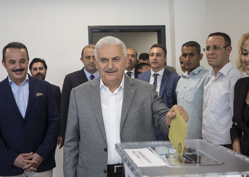 اخر رئيس وزراء في تركيا يدلي بصوته