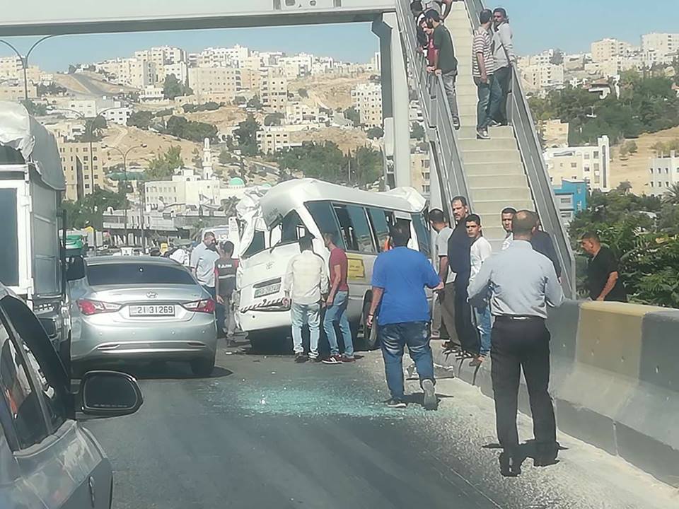 17 اصابة بحادث تصادم على اوتستراد الزرقاء (صور وفيديو  )
