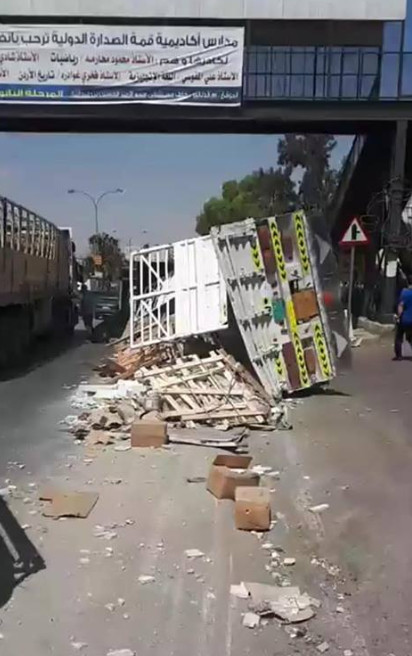 بالصور .. كارثة مرورية على شارع صويلح البقعة الدولي