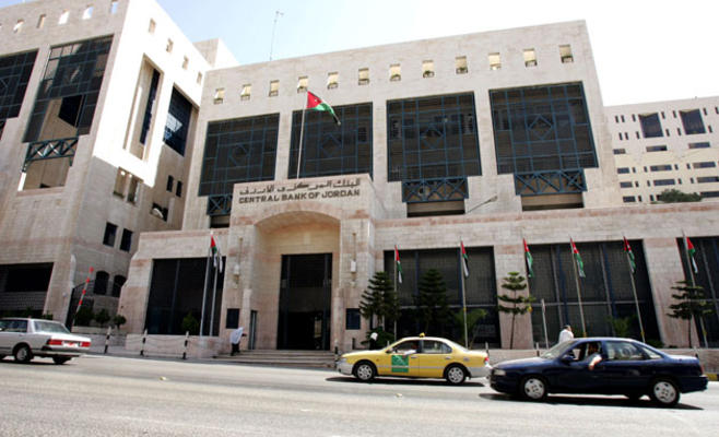تحذيرات من استمرار رفع أسعار الفائدة ومطالبات بتخفيضها لتحفيز النمو