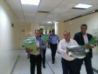 المشاقبة يشارك موظفي قصر العدل بنقل ملفات القضايا