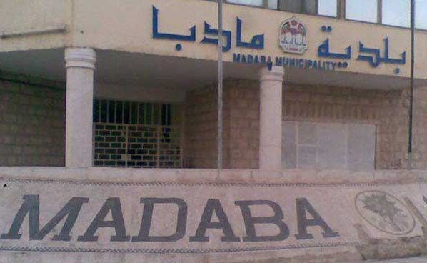 سوق خضار في مأدبا يتحول إلى مكب نفايات