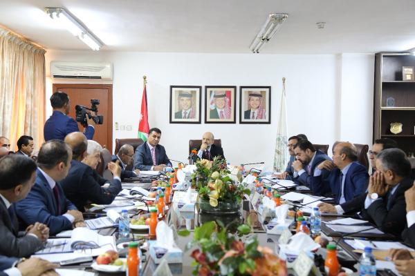 الرزاز يطلب دراسة لإعادة النظر بضريبة المدخلات الزراعية