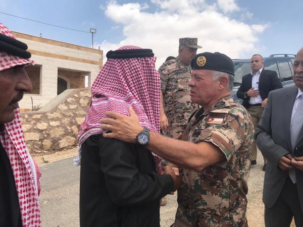 الملك يقدم واجب العزاء بالشهيد هشام العقاربة