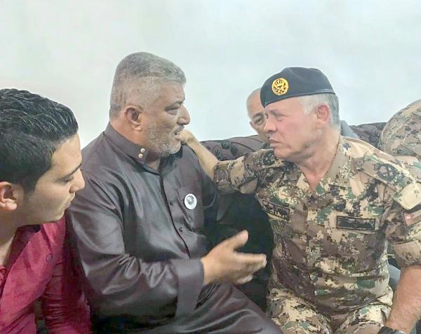 الملك يزور بيت عزاء الشهيد علي قوقزة في جرش