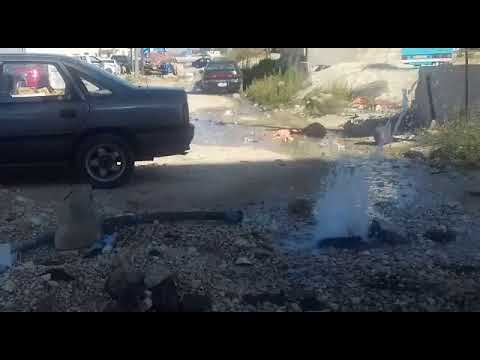 هدر كميات كبيرة للمياه في خط مكسور بجانب مبنى سير البلقاء