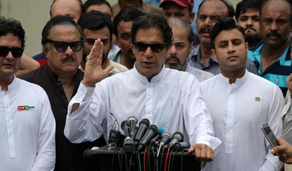 عمران خان يؤدي اليمين لتولي رئاسة الحكومة في باكستان