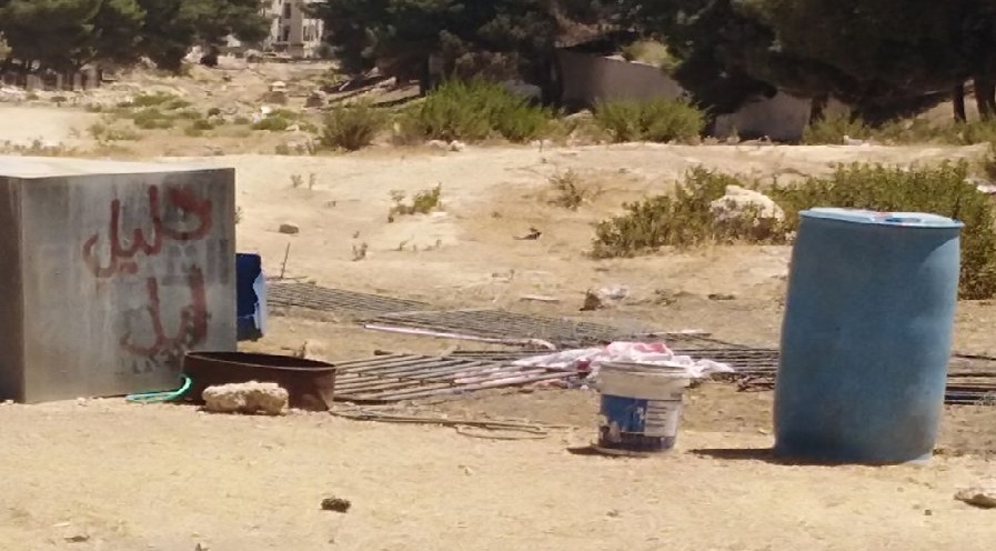 بالصور . إزالة حظائر غير مرخصة في عمان