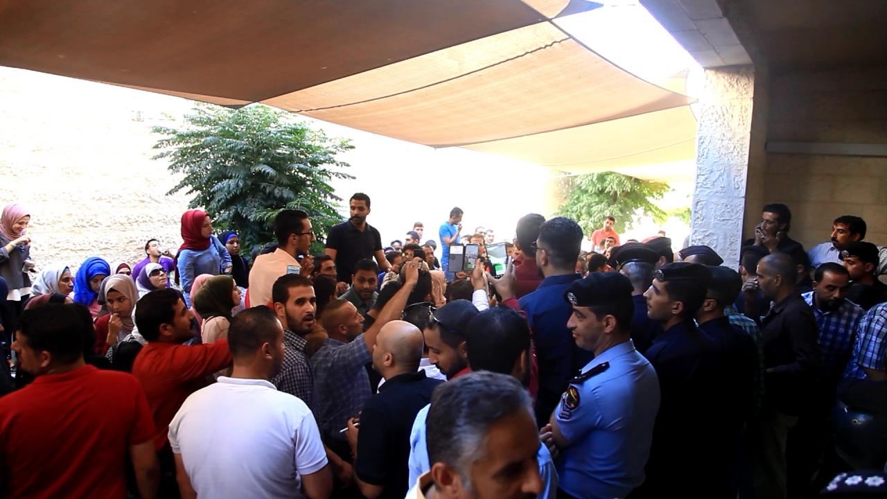 اعتصام أمام ديوان خدمة المدنية احتجاجاً على امتحان "اللغة العربية"..صور