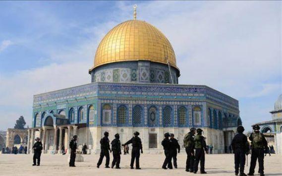 بالفيديو ... اعتقال 5 من موظفي الأوقاف بالأقصى