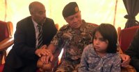 بالصور .. الملك يقدم واجب العزاء بالشهيد أحمد الزعبي في الرمثا
