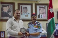 الأمن العام يكرم ضابطا وأحد المواطنين باربد