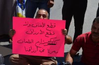 بالصور .. تجار بوادي موسى يحتجون على تأخر تأهيل شارع حيوي