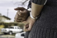 القبض على مطلوبة بـ 3 ملاين دينار
