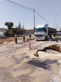 بالصور: انفجار خط رئيسي للمياه في منطقة الياسمين بعمان يتسبب بأزمة سير خانقة