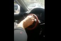 القبض على شخص كان يقود مركبته بقدميه