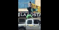 موظف يصعد على ظهر عامل وطن.. والامانة تحقق