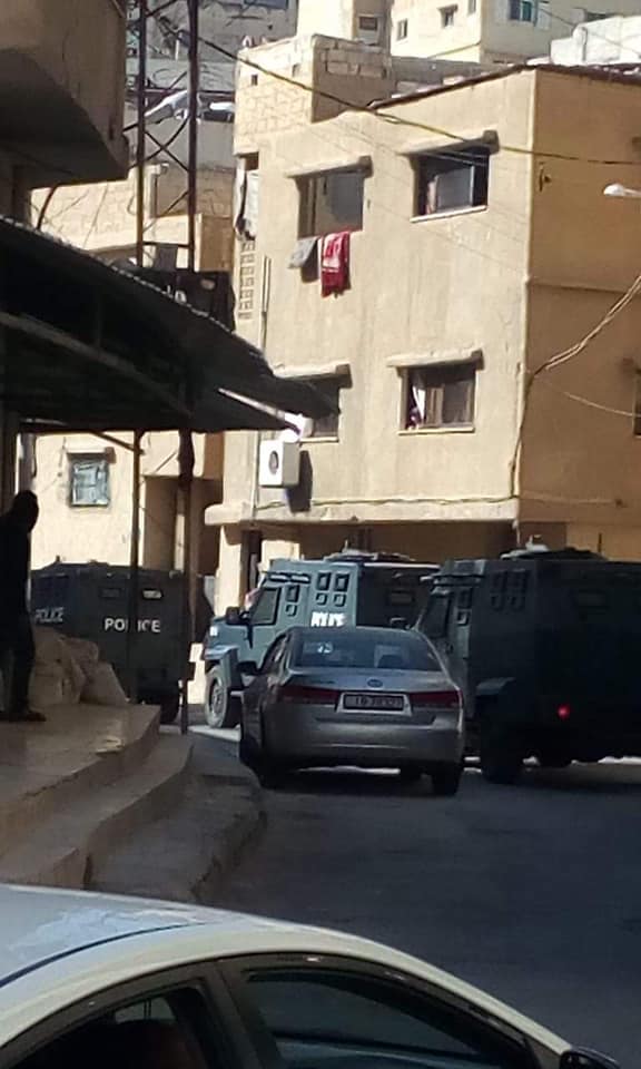 شاهد  .. مداهمات في حي الطفايلة للقبض على خلفية فيديو