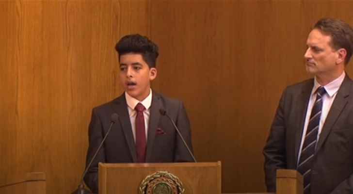 طفل من مخيم "البقعة" يخطف الأنظار في اجتماع الجامعة العربية.. فيديو