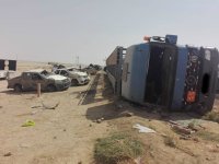 5 إصابات بتصادم شاحنتين وسيارة في الشونة الجنوبية