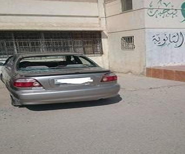 طالب وولي أمره يحطمان زجاج مركبة