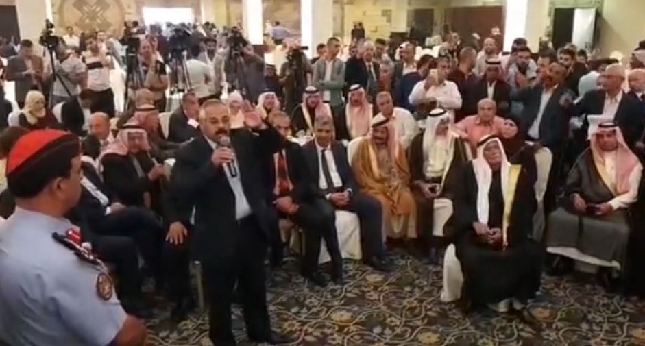 فوضى وتوتر خلال اجتماع حكومي مع مواطنين في عمان