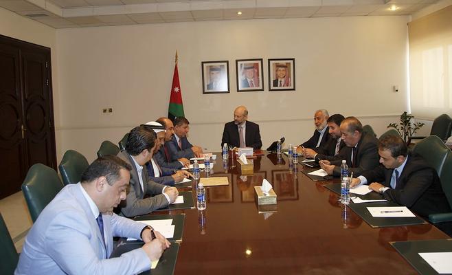 لجنة نيابية تطالب الرزاز السماح بتجنيد أبناء المخيمات